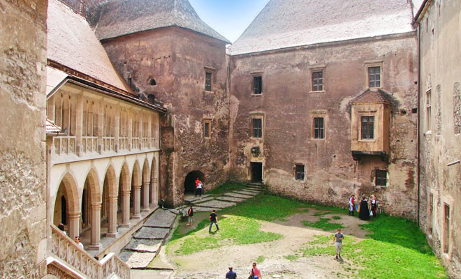 castelul-corvinilor-din-orasul-hunedoara