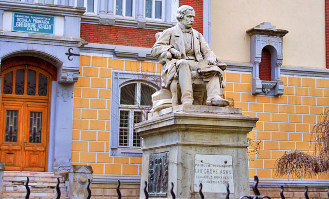 Statuia lui Gheorghe Asachi din orașul Iași, județul Iași