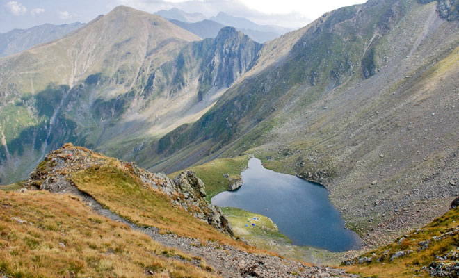 Lacul Avrig din Muntii Fagaras, judetul Valcea
